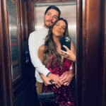 Mariana Rios Instagram - As vezes um simples olhar te traz certezas que o momento presente não consegue explicar. Passa o tempo… Passam pessoas… Passa a vida! E quando você menos espera, os olhares se reencontram com tanta intensidade que se perdem… Em risos, em troca, em todos os sentimentos que só o mergulho profundo entende. A raridade dos verdadeiros encontros se dá pela primeira troca de olhar. O que o coração sente, os olhos não mentem. MR ❤️