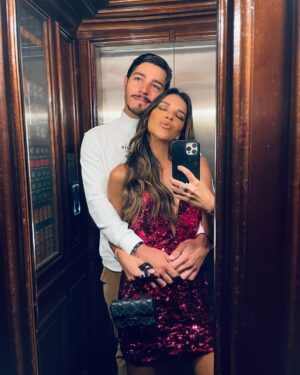 Mariana Rios Instagram - As vezes um simples olhar te traz certezas que o momento presente não consegue explicar.
Passa o tempo…
Passam pessoas…
Passa a vida! 
E quando você menos espera, os olhares se reencontram com tanta intensidade que se perdem…
Em risos, em troca, em todos os sentimentos que só o mergulho profundo entende.
A raridade dos verdadeiros encontros se dá pela primeira troca de olhar.
O que o coração sente, os olhos não mentem.

MR ❤️