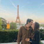 Mariana Rios Instagram - As vezes um simples olhar te traz certezas que o momento presente não consegue explicar. Passa o tempo… Passam pessoas… Passa a vida! E quando você menos espera, os olhares se reencontram com tanta intensidade que se perdem… Em risos, em troca, em todos os sentimentos que só o mergulho profundo entende. A raridade dos verdadeiros encontros se dá pela primeira troca de olhar. O que o coração sente, os olhos não mentem. MR ❤️