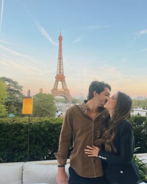 Mariana Rios Instagram - As vezes um simples olhar te traz certezas que o momento presente não consegue explicar.
Passa o tempo…
Passam pessoas…
Passa a vida! 
E quando você menos espera, os olhares se reencontram com tanta intensidade que se perdem…
Em risos, em troca, em todos os sentimentos que só o mergulho profundo entende.
A raridade dos verdadeiros encontros se dá pela primeira troca de olhar.
O que o coração sente, os olhos não mentem.

MR ❤️