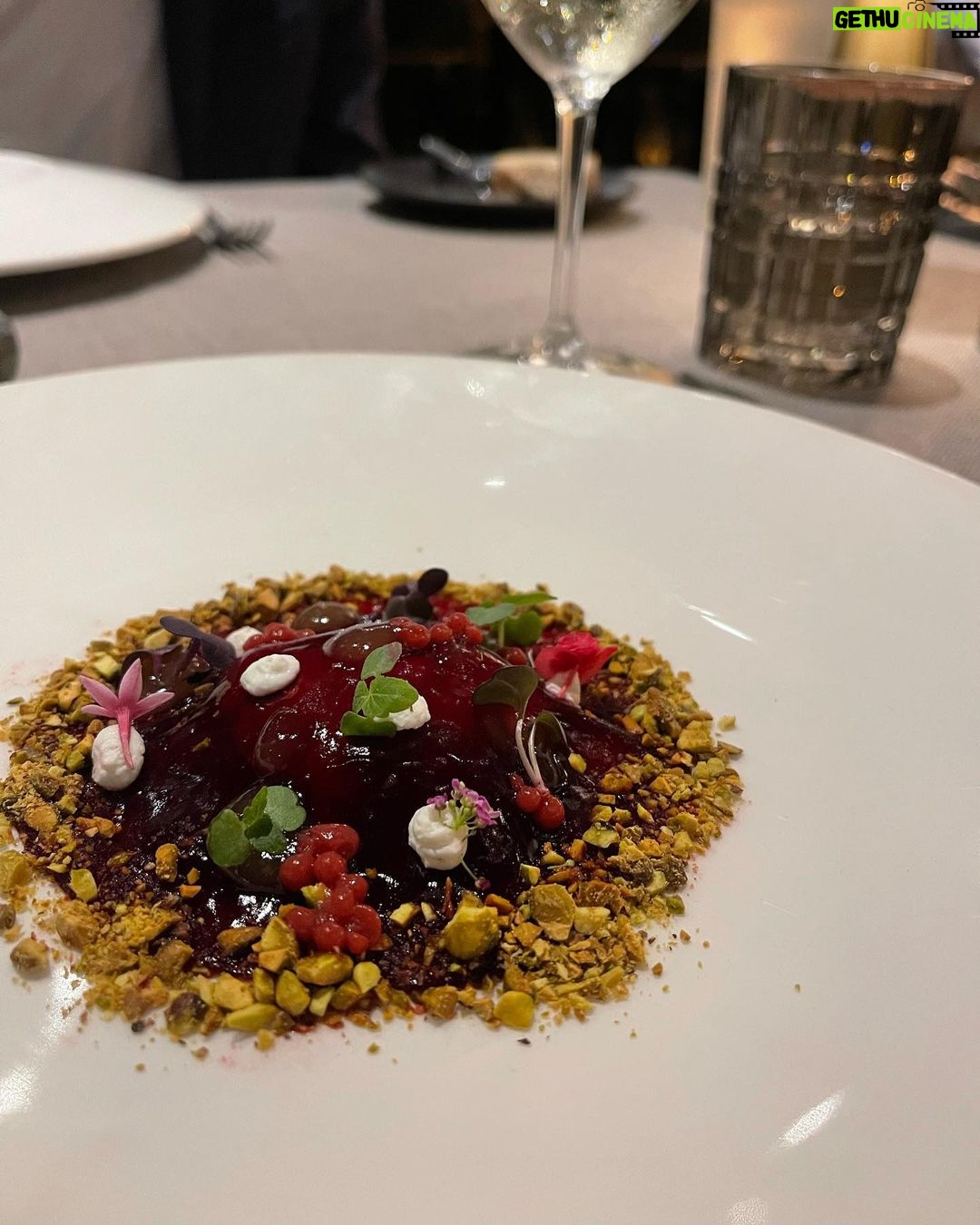 Mariana Rios Instagram - Toda viagem tem sua própria nuance em cores, sabores, culturas… E visitar lugares diferentes é uma das melhores formas de expandir sua consciência abrindo caminho para histórias que vieram do passado mas que ainda influenciam e nos transformam diariamente. A gente percebe que é apenas uma sementinha em meio a essa imensidão chamada mundo. Tanto quanto um grão de areia comparado a grandiosidade do universo. Mariana Rios Budapest