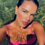 Mariana Rios Instagram - Eu carrego águas em meu nome. E ele deságua no meu olhar. Uma imensidão que se perde no horizonte. Nem sempre doce. Por vezes salgada. Porém, cristalina. Mistura dos rios, do rio, de risos. Quem é fonte se perde pelos caminhos como aventura do ser. Mergulho profundo sem medo do desconhecido. Do que nada... eu nado junto. Do nada se inicia a vida e para o nada se retorna. Ou será para o tudo!? Sou rio... Rios... Mar. Não queira me embeber num copo vazio. Mariana Rios Brazil