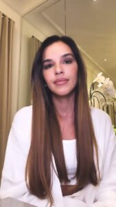 Mariana Rios Instagram - O tempo é como o vento. Num piscar você sente. Num suspiro, se esvai. E o que fica guardado é a pausa. O hiato da memória. Que do coração, nunca sai. Mariana Rios