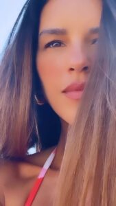 Mariana Rios Instagram - Sonhei, mentalizei, senti, trabalhei, realizei! ❤️🍀✨ Viajar expande nossa consciência. Abrimos o olhar sob o horizonte, conhecemos novas culturas, formas, jeitos de falar, de expressar, pensar! Você nunca volta a mesma pessoa depois de uma viagem! Todos aqueles que passam por nós e que na maioria das vezes, não encontraremos mais, nos ensinam algo. Nos transformam de alguma forma! Me sinto renovada, feliz, grata! ❤️🇮🇹 Sardegna, Italia
