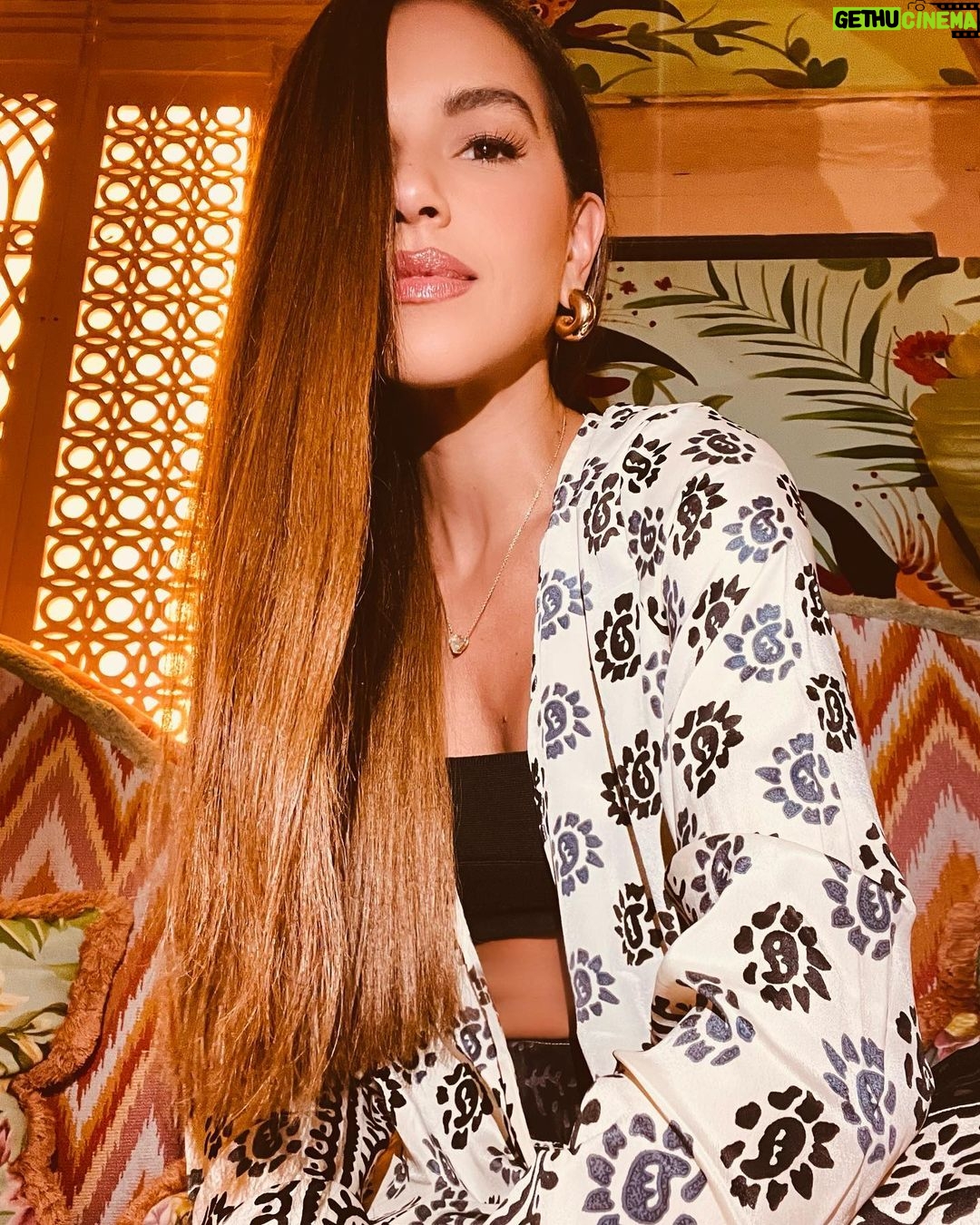 Mariana Rios Instagram - Taormina’s feeling 🍸❤️🇮🇹 Pensando seriamente em morar um tempo na Itália! Vocês já sentiram isso? Qual seria o lugar escolhido se você tivesse oportunidade de passar uns 3 meses? Sicilia "Taormina "