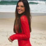Mariana Rios Instagram - Há exatos 20 anos eu me mudava para o Rio. Não sabia o que olhar primeiro: A maravilha da cidade, a confusão dos carros e barulho, a imensidão do mar. Me lembro que na primeira semana, sem medo algum da água, eu me joguei. Para a surpresa de zero pessoas, quase afoguei. A mineira não estava acostumada com tanta onda e muito menos sabia passar por elas. Hoje vejo que o tempo trouxe entendimento pra tudo. Ou quase tudo. Numa sacola pequena eu chegava com poucas coisas nessa cidade, hoje carrego uma bagagem com sonhos realizados, amizades construídas com solidez, aprendizado e gratidão por tanto. Compreendi que a vida é como o mar. Você precisa respeitar, aprendendo a passar pelas ondas. As vezes calmo, as vezes revolto. Mas em ambos os casos, lindo. E como tem que ser naquele momento. Sempre teremos dois caminhos pra escolher. Mergulhar nas profundezas ou olhar a vida acenando ao navio que passa. E não embarcar. Minha escolha? Acho que não preciso nem dizer! Mariana Rios Rio de Janeiro, Rio de Janeiro