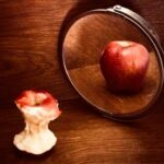 Mariana Rios Instagram - O mundo tá cheio de gente que tem tudo por fora, mas um vazio na essência. Gente que busca pela matéria, e esquece que com o tempo a mesma desvanece. A casca da fruta brilha e parece perfeita. Quando partida ao meio, se abriga em bolor. A alma não é corruptível, mas a imagem sim. Não se distraia. Dispa a laranja afim de encontrar o fruto suculento. Do contrário, não se alimente do suco. Mariana Rios.