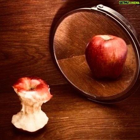 Mariana Rios Instagram - O mundo tá cheio de gente que tem tudo por fora, mas um vazio na essência. Gente que busca pela matéria, e esquece que com o tempo a mesma desvanece. A casca da fruta brilha e parece perfeita. Quando partida ao meio, se abriga em bolor. A alma não é corruptível, mas a imagem sim. Não se distraia. Dispa a laranja afim de encontrar o fruto suculento. Do contrário, não se alimente do suco. Mariana Rios.