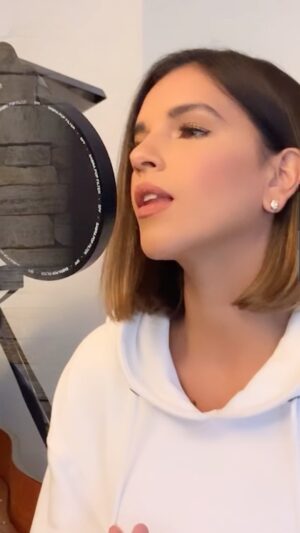 Mariana Rios Instagram - Começar a semana lembrando que a pressa que o tempo traz, não pode fazer com que esqueçamos de parar as vezes! 
Parar pra observar.
Pra sentir.
Pra respirar fundo.
Paciência, pois tudo vem no tempo certo! 

3 anos desse vídeo ao lado do meu querido amigo @rodrigofaro 🤍