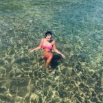 Mariana Rios Instagram - Eu carrego águas em meu nome. E ele deságua no meu olhar. Uma imensidão que se perde no horizonte. Nem sempre doce. Por vezes salgada. Porém, cristalina. Mistura dos rios, do rio, de risos. Quem é fonte se perde pelos caminhos como aventura do ser. Mergulho profundo sem medo do desconhecido. Do que nada... eu nado junto. Do nada se inicia a vida e para o nada se retorna. Ou será para o tudo!? Sou rio... Rios... Mar. Não queira me embeber num copo vazio. Mariana Rios Brazil