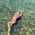Mariana Rios Instagram - Eu carrego águas em meu nome. E ele deságua no meu olhar. Uma imensidão que se perde no horizonte. Nem sempre doce. Por vezes salgada. Porém, cristalina. Mistura dos rios, do rio, de risos. Quem é fonte se perde pelos caminhos como aventura do ser. Mergulho profundo sem medo do desconhecido. Do que nada... eu nado junto. Do nada se inicia a vida e para o nada se retorna. Ou será para o tudo!? Sou rio... Rios... Mar. Não queira me embeber num copo vazio. Mariana Rios Brazil