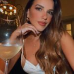 Mariana Rios Instagram - Uma sequência perfeita que define a mistura de essência, felicidade, energia, amor e história! Sou grata por ter nascido em Araxá. Cidade de onde primeiro se avista o sol! Conhecida pela potência energética de suas águas termais! E pra completar, o @grandehoteldearaxa que reúne toda essa riqueza. A beleza desse hotel é única! O recheio histórico encanta! A culinária Chez Beja é impecável! Obrigada por me receberem tão bem mais uma vez! ❤️ Grande Hotel Termas de Araxá