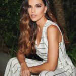 Mariana Rios Instagram - ALL White é aquela proposta elegante e super chic, né? Os looks que eu escolhi da @usedeep são perfeitos para as festas de fim de ano e para outras ocasiões também! O branco passeia pelas estações e é super versátil. Me apaixonei pela modelagem e por todos os detalhes que fazem as peças da DEEP serem únicas e tão especiais! Aposte em produções eternas e sofisticadas. #usedeep