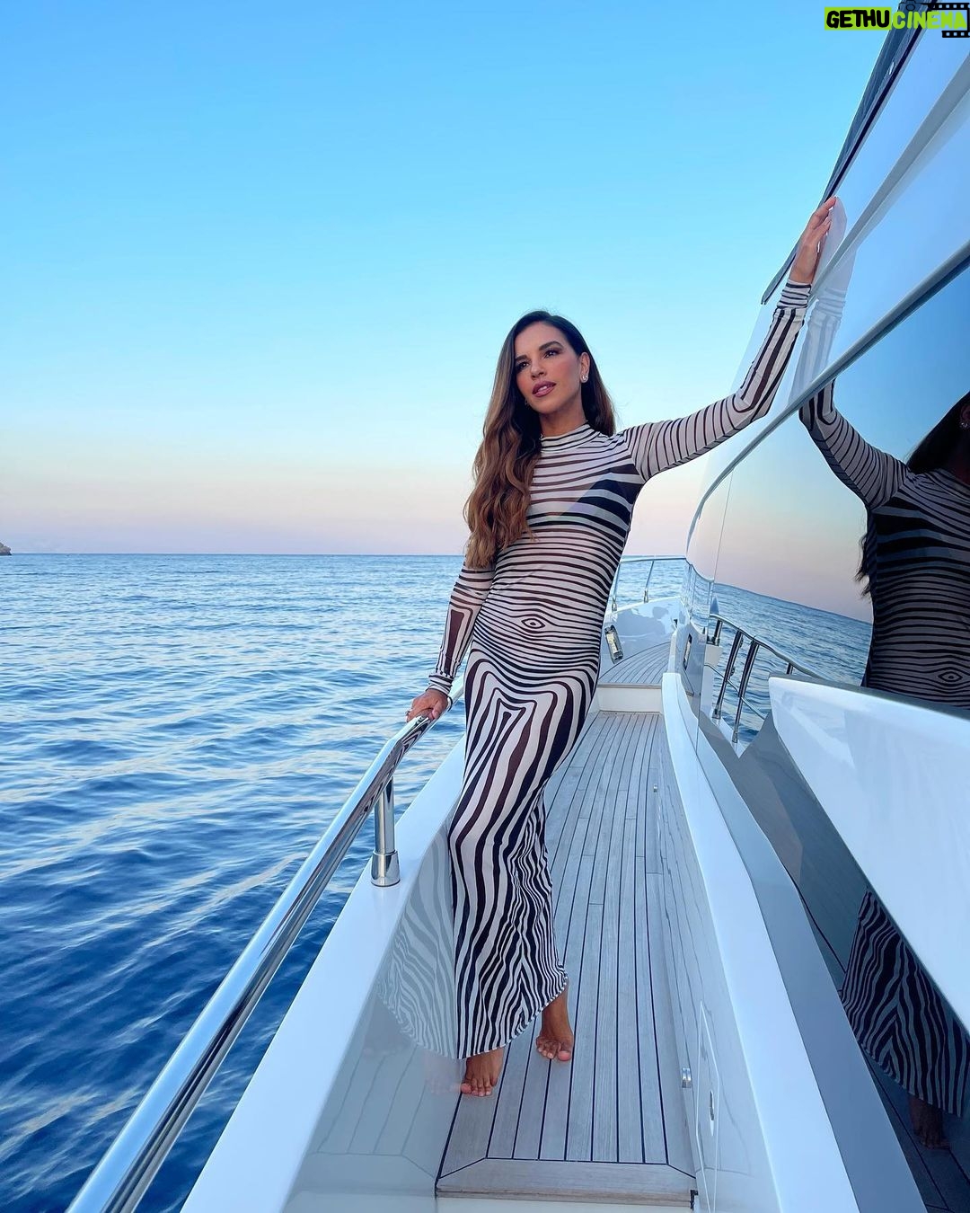 Mariana Rios Instagram - Back to paradise ☀️ Uma 🦓 feliz de volta a Porto Cervo! Porto Cervo, Costa Smeralda - Sardinia, Italy