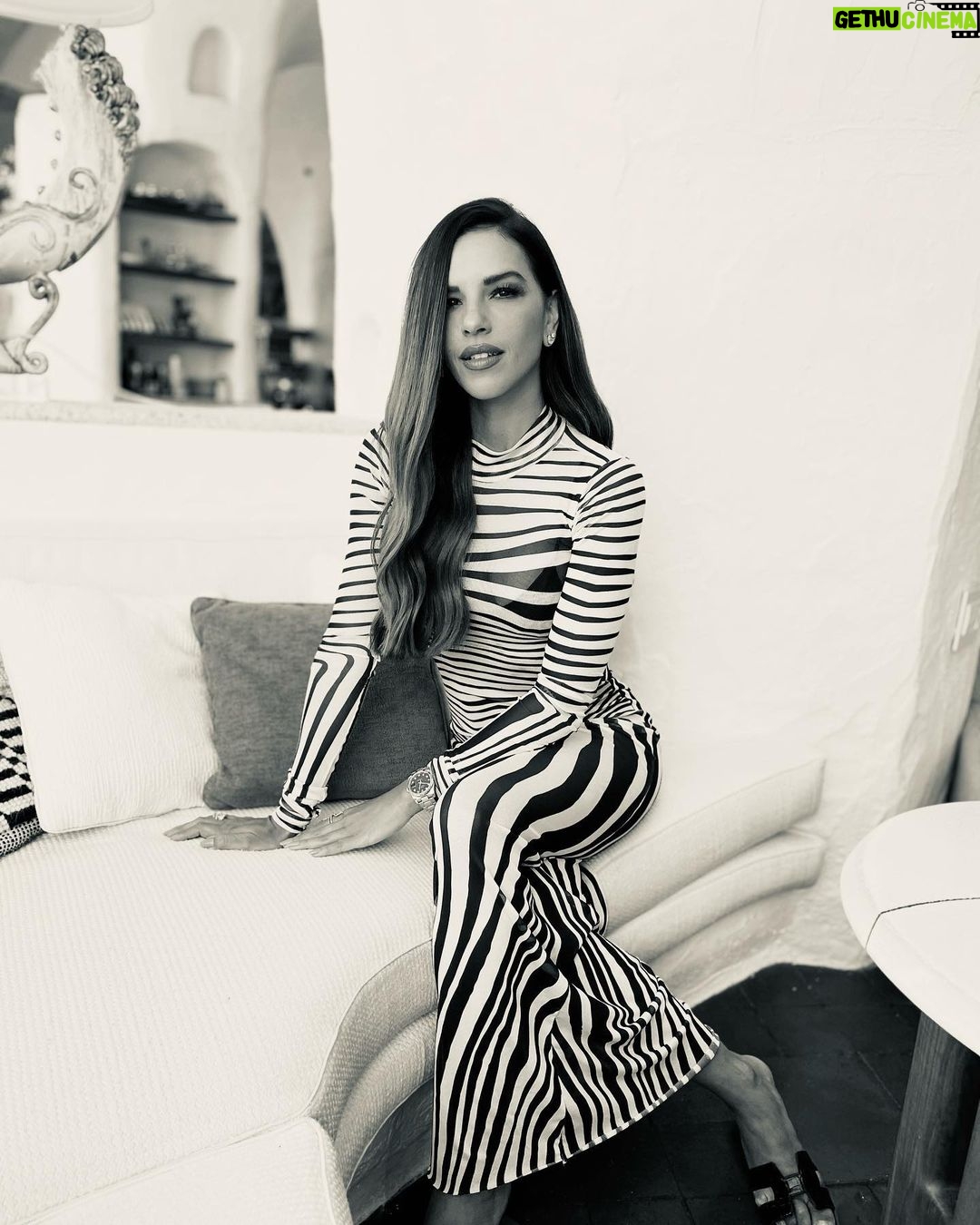 Mariana Rios Instagram - Back to paradise ☀️ Uma 🦓 feliz de volta a Porto Cervo! Porto Cervo, Costa Smeralda - Sardinia, Italy