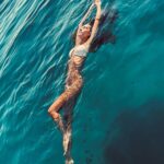 Mariana Rios Instagram - Engraçado pensar que daqui a dois anos faço 40! Na verdade é meio louco, porque sinto minha alma ainda nos 15 e minha cabeça próxima aos 80. Eu conheci muita gente nessa viagem! Fiz vários amigos. E todas essas pessoas, quando apresentadas a mim, perguntaram minha idade. Eu não me lembro de alguma vez na vida ter hesitado diante essa pergunta. Eu amo saber que vivo cada ano como se fosse o último! E a sensação que tenho é que a caminhada está cada vez mais prazerosa. Os planos se tornam mais claros, a calma toma conta dos dias, a paciência se instala fixada no lugar antes preenchido pela ansiedade. Pois é… essa mocinha aqui tem uma estrada de quase 40 anos! Isso é fato! Hoje a maioria de nós não aparenta ter a idade que tem. E também não acredito que seja sobre isso, mas sim pelo olhar que está aberto a sentir toda a vasta extensão trazida pela vida. E agora, mais que nunca, pude compreender com o passar dos anos, que a maturidade não se dá pela idade. Existem aqueles que são jovens na aparência e que trazem refletido em seus olhos, o peso das dificuldades enfrentadas durante o processo. E também há outros, que quanto mais o tempo passa, se mantém presos a criança interna que nunca foi trabalhada, permanecendo assim infantis e imaturos diante das escolhas e aprendizados da vida. No final, somos um pouco de tudo que precisa se posicionar de diferentes formas referentes ao momento. Nem tanto lá, nem tanto cá. Sempre em equilíbrio. Essa busca é fundamental, do contrário você não só se perde na linha do tempo, como também, nas rugas que o tempo te traz! Mariana Rios Sicilia "Taormina "