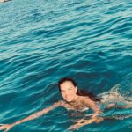 Mariana Rios Instagram - Engraçado pensar que daqui a dois anos faço 40! Na verdade é meio louco, porque sinto minha alma ainda nos 15 e minha cabeça próxima aos 80. Eu conheci muita gente nessa viagem! Fiz vários amigos. E todas essas pessoas, quando apresentadas a mim, perguntaram minha idade. Eu não me lembro de alguma vez na vida ter hesitado diante essa pergunta. Eu amo saber que vivo cada ano como se fosse o último! E a sensação que tenho é que a caminhada está cada vez mais prazerosa. Os planos se tornam mais claros, a calma toma conta dos dias, a paciência se instala fixada no lugar antes preenchido pela ansiedade. Pois é… essa mocinha aqui tem uma estrada de quase 40 anos! Isso é fato! Hoje a maioria de nós não aparenta ter a idade que tem. E também não acredito que seja sobre isso, mas sim pelo olhar que está aberto a sentir toda a vasta extensão trazida pela vida. E agora, mais que nunca, pude compreender com o passar dos anos, que a maturidade não se dá pela idade. Existem aqueles que são jovens na aparência e que trazem refletido em seus olhos, o peso das dificuldades enfrentadas durante o processo. E também há outros, que quanto mais o tempo passa, se mantém presos a criança interna que nunca foi trabalhada, permanecendo assim infantis e imaturos diante das escolhas e aprendizados da vida. No final, somos um pouco de tudo que precisa se posicionar de diferentes formas referentes ao momento. Nem tanto lá, nem tanto cá. Sempre em equilíbrio. Essa busca é fundamental, do contrário você não só se perde na linha do tempo, como também, nas rugas que o tempo te traz! Mariana Rios Sicilia "Taormina "