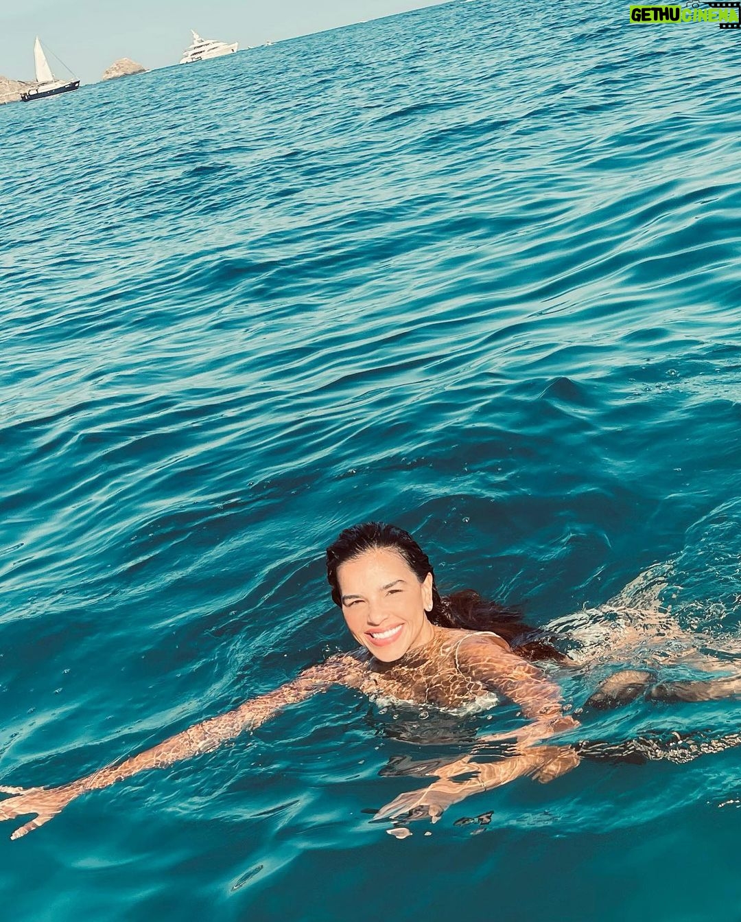 Mariana Rios Instagram - Engraçado pensar que daqui a dois anos faço 40! Na verdade é meio louco, porque sinto minha alma ainda nos 15 e minha cabeça próxima aos 80. Eu conheci muita gente nessa viagem! Fiz vários amigos. E todas essas pessoas, quando apresentadas a mim, perguntaram minha idade. Eu não me lembro de alguma vez na vida ter hesitado diante essa pergunta. Eu amo saber que vivo cada ano como se fosse o último! E a sensação que tenho é que a caminhada está cada vez mais prazerosa. Os planos se tornam mais claros, a calma toma conta dos dias, a paciência se instala fixada no lugar antes preenchido pela ansiedade. Pois é… essa mocinha aqui tem uma estrada de quase 40 anos! Isso é fato! Hoje a maioria de nós não aparenta ter a idade que tem. E também não acredito que seja sobre isso, mas sim pelo olhar que está aberto a sentir toda a vasta extensão trazida pela vida. E agora, mais que nunca, pude compreender com o passar dos anos, que a maturidade não se dá pela idade. Existem aqueles que são jovens na aparência e que trazem refletido em seus olhos, o peso das dificuldades enfrentadas durante o processo. E também há outros, que quanto mais o tempo passa, se mantém presos a criança interna que nunca foi trabalhada, permanecendo assim infantis e imaturos diante das escolhas e aprendizados da vida. No final, somos um pouco de tudo que precisa se posicionar de diferentes formas referentes ao momento. Nem tanto lá, nem tanto cá. Sempre em equilíbrio. Essa busca é fundamental, do contrário você não só se perde na linha do tempo, como também, nas rugas que o tempo te traz! Mariana Rios Sicilia "Taormina "