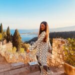 Mariana Rios Instagram - Taormina’s feeling 🍸❤️🇮🇹 Pensando seriamente em morar um tempo na Itália! Vocês já sentiram isso? Qual seria o lugar escolhido se você tivesse oportunidade de passar uns 3 meses? Sicilia "Taormina "