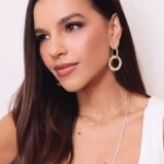 Mariana Rios Instagram - Eu já estou com meu look completo para o Natal, graças à @moranaoficial ❤️Não tem erro! Os protagonistas da vez são esses brincos com muito brilho, do jeito que eu amo e que as festas de fim de ano pedem. Corra e garanta suas peças. Ainda dá tempo, são quase 300 lojas em todo o Brasil. #morana #feliznatal