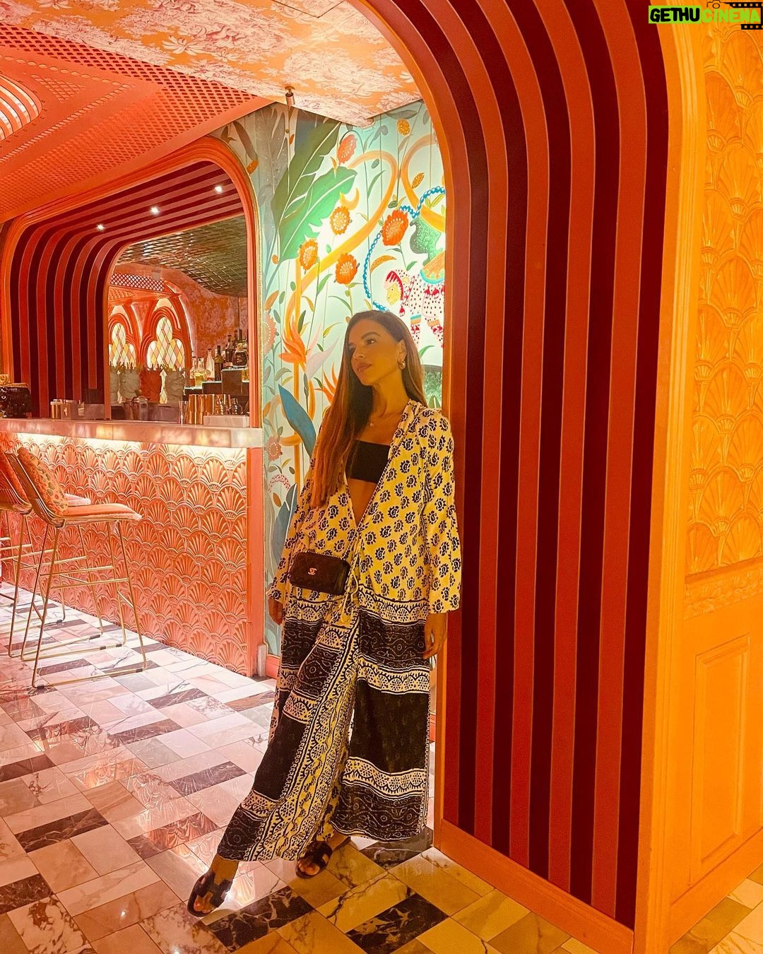 Mariana Rios Instagram - Taormina’s feeling 🍸❤️🇮🇹 Pensando seriamente em morar um tempo na Itália! Vocês já sentiram isso? Qual seria o lugar escolhido se você tivesse oportunidade de passar uns 3 meses? Sicilia "Taormina "