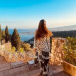 Mariana Rios Instagram - Taormina’s feeling 🍸❤️🇮🇹 Pensando seriamente em morar um tempo na Itália! Vocês já sentiram isso? Qual seria o lugar escolhido se você tivesse oportunidade de passar uns 3 meses? Sicilia "Taormina "