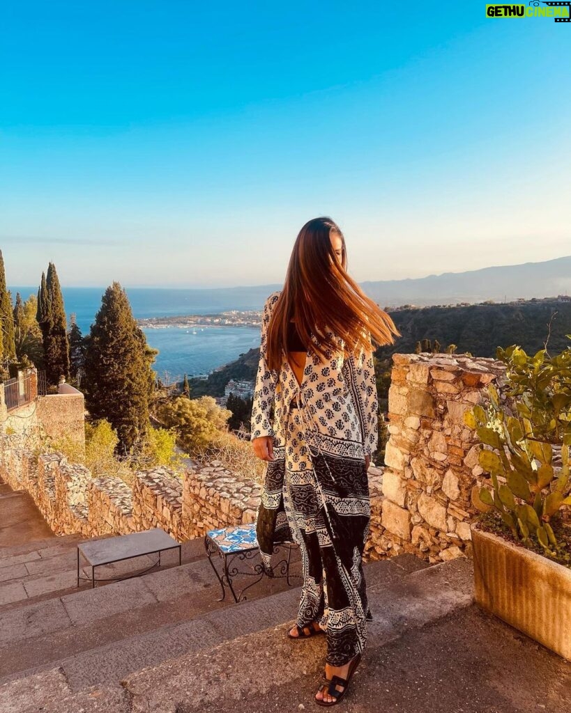 Mariana Rios Instagram - Taormina’s feeling 🍸❤️🇮🇹 Pensando seriamente em morar um tempo na Itália! Vocês já sentiram isso? Qual seria o lugar escolhido se você tivesse oportunidade de passar uns 3 meses? Sicilia "Taormina "