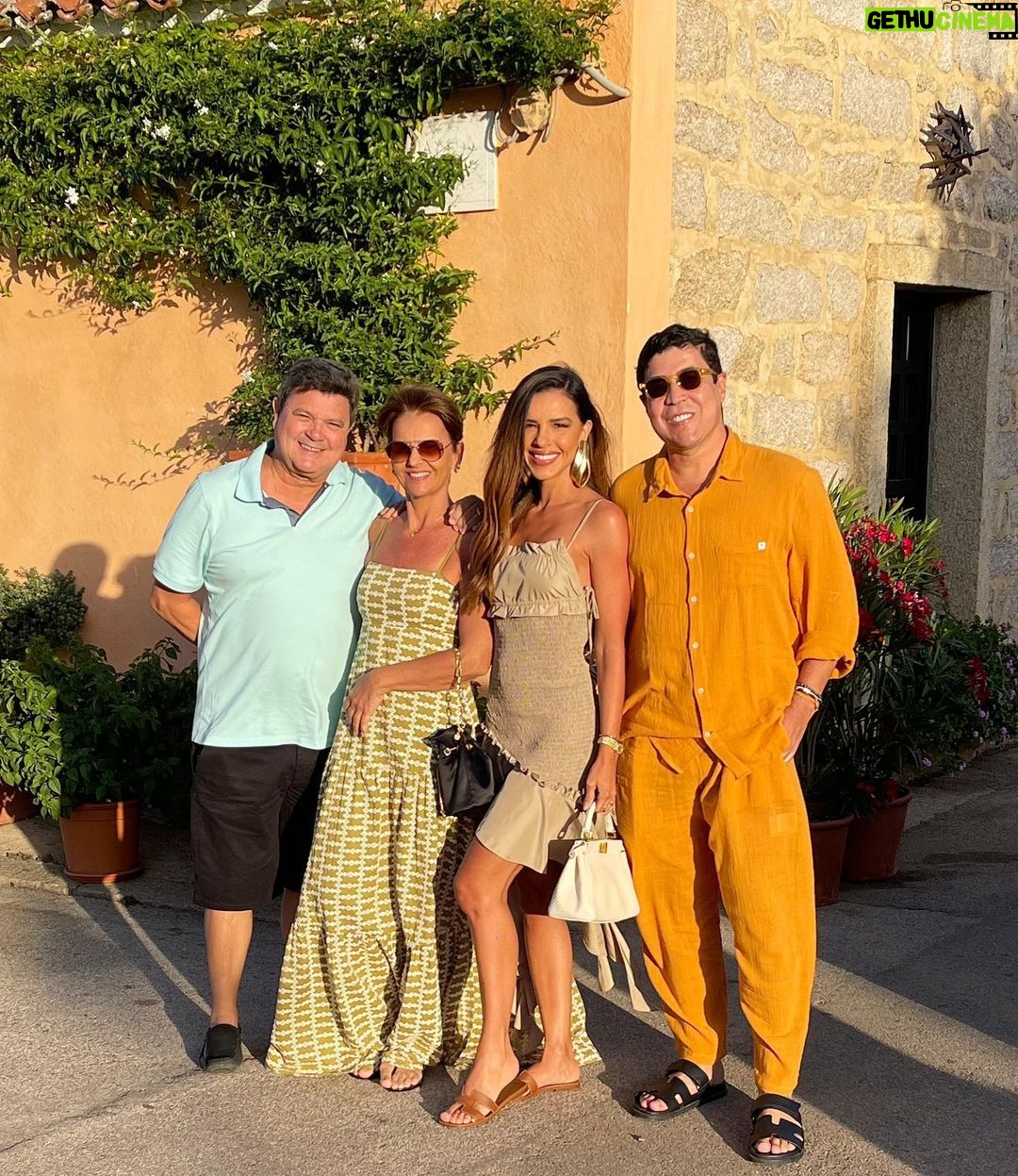 Mariana Rios Instagram - “Como o tempo passa quando a gente se diverte” Familia, amigos… momentos! ☀️❤️ Porto Cervo, Costa Smeralda - Sardinia, Italy
