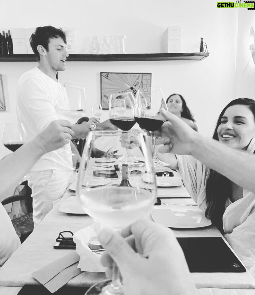 Mariana Rios Instagram - “Como o tempo passa quando a gente se diverte” Familia, amigos… momentos! ☀️❤️ Porto Cervo, Costa Smeralda - Sardinia, Italy