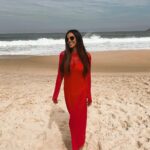 Mariana Rios Instagram - Há exatos 20 anos eu me mudava para o Rio. Não sabia o que olhar primeiro: A maravilha da cidade, a confusão dos carros e barulho, a imensidão do mar. Me lembro que na primeira semana, sem medo algum da água, eu me joguei. Para a surpresa de zero pessoas, quase afoguei. A mineira não estava acostumada com tanta onda e muito menos sabia passar por elas. Hoje vejo que o tempo trouxe entendimento pra tudo. Ou quase tudo. Numa sacola pequena eu chegava com poucas coisas nessa cidade, hoje carrego uma bagagem com sonhos realizados, amizades construídas com solidez, aprendizado e gratidão por tanto. Compreendi que a vida é como o mar. Você precisa respeitar, aprendendo a passar pelas ondas. As vezes calmo, as vezes revolto. Mas em ambos os casos, lindo. E como tem que ser naquele momento. Sempre teremos dois caminhos pra escolher. Mergulhar nas profundezas ou olhar a vida acenando ao navio que passa. E não embarcar. Minha escolha? Acho que não preciso nem dizer! Mariana Rios Rio de Janeiro, Rio de Janeiro