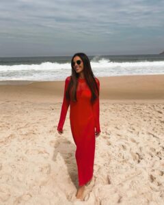 Mariana Rios Instagram - Há exatos 20 anos eu me mudava para o Rio. Não sabia o que olhar primeiro: A maravilha da cidade, a confusão dos carros e barulho, a imensidão do mar. Me lembro que na primeira semana, sem medo algum da água, eu me joguei. Para a surpresa de zero pessoas, quase afoguei. A mineira não estava acostumada com tanta onda e muito menos sabia passar por elas. Hoje vejo que o tempo trouxe entendimento pra tudo. Ou quase tudo. Numa sacola pequena eu chegava com poucas coisas nessa cidade, hoje carrego uma bagagem com sonhos realizados, amizades construídas com solidez, aprendizado e gratidão por tanto. Compreendi que a vida é como o mar. Você precisa respeitar, aprendendo a passar pelas ondas. As vezes calmo, as vezes revolto. Mas em ambos os casos, lindo. E como tem que ser naquele momento. Sempre teremos dois caminhos pra escolher. Mergulhar nas profundezas ou olhar a vida acenando ao navio que passa. E não embarcar. Minha escolha? Acho que não preciso nem dizer! Mariana Rios Rio de Janeiro, Rio de Janeiro