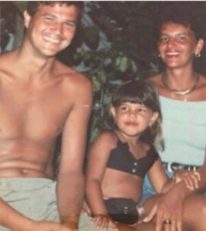Mariana Rios Instagram - Meus pais me levaram pra conhecer o mar quando fiz 3 anos.
Eles sempre contam que ao colocar o pé na areia eu disse: A piscinaaaaa! 
Saímos de Araxá para Iriri no Espírito Santo. Mais ou menos 10 horas de carro.
Hoje sou eu quem os leva pra ver o mar.
Que privilégio poder viver isso.
Fui uma criança que cresceu com a necessidade de preencher o vazio causado pela partida precoce do meu irmão.
Não que isso me era imposto.
Mas quando se tem uma perda dessas no centro familiar, a estrutura se abalada totalmente.
Com o tempo eu entendi, que jamais taparia esse buraco chamado saudade.
Que ele estaria ali pelo resto de nossas vidas e que de alguma forma precisaríamos ressignificar.
Buscar nos fortalecer.
Acredito que somente o amor é capaz disso.
O amor transforma qualquer revolta em entendimento.
Qualquer dor em compreensão.
O amor pelo outro, mas também, o amor por nós mesmos.
Nós três, 35 anos depois.
Essa viagem de agora é diferente, especial!
Porque não existe um trabalho envolvido como outras tantas vezes, nem algum tipo de divulgação.
Essa viagem reflete a adolescente que antes de sair de casa com 17 anos, olhou nos olhos deles e disse: confiem em mim.
Confiem nas minhas escolhas.
E sei como foi difícil para os dois.
Todas as perdas que tivemos ao longo da vida, as dores que sentimos, o aprendizado precoce, estavam ali, dentro de seus olhos.
Mas isso não fez com que eles me colocassem embaixo de suas asas, impedindo com que eu voasse com as minhas próprias.
Muito pelo contrário.
Alçamos cada voo juntos diante a tantas conquistas.
E hoje vejo que não importa se estou na praia de Iriri, na represa perto de Araxá, ou num lugar do outro lado do mundo.
Continuo sendo a mesma menina da segunda foto, que apoia as duas mãos em seus pais buscando segurança e proteção.
Sou a mesma criança que brinca, que tem seus medos, mas que se joga no balanço da vida.
A vida ensina, ensina muito.
Aprendi porque prestei atenção em tudo.
Hoje eu quero agradecer a tantas bênçãos que Deus me deu.
E continuar a promessa que fiz a meus pais quando saí de casa: Jamais deixarei de ser eu.

Mariana Rios
