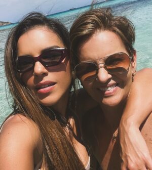 Mariana Rios Instagram - Meus pais me levaram pra conhecer o mar quando fiz 3 anos.
Eles sempre contam que ao colocar o pé na areia eu disse: A piscinaaaaa! 
Saímos de Araxá para Iriri no Espírito Santo. Mais ou menos 10 horas de carro.
Hoje sou eu quem os leva pra ver o mar.
Que privilégio poder viver isso.
Fui uma criança que cresceu com a necessidade de preencher o vazio causado pela partida precoce do meu irmão.
Não que isso me era imposto.
Mas quando se tem uma perda dessas no centro familiar, a estrutura se abalada totalmente.
Com o tempo eu entendi, que jamais taparia esse buraco chamado saudade.
Que ele estaria ali pelo resto de nossas vidas e que de alguma forma precisaríamos ressignificar.
Buscar nos fortalecer.
Acredito que somente o amor é capaz disso.
O amor transforma qualquer revolta em entendimento.
Qualquer dor em compreensão.
O amor pelo outro, mas também, o amor por nós mesmos.
Nós três, 35 anos depois.
Essa viagem de agora é diferente, especial!
Porque não existe um trabalho envolvido como outras tantas vezes, nem algum tipo de divulgação.
Essa viagem reflete a adolescente que antes de sair de casa com 17 anos, olhou nos olhos deles e disse: confiem em mim.
Confiem nas minhas escolhas.
E sei como foi difícil para os dois.
Todas as perdas que tivemos ao longo da vida, as dores que sentimos, o aprendizado precoce, estavam ali, dentro de seus olhos.
Mas isso não fez com que eles me colocassem embaixo de suas asas, impedindo com que eu voasse com as minhas próprias.
Muito pelo contrário.
Alçamos cada voo juntos diante a tantas conquistas.
E hoje vejo que não importa se estou na praia de Iriri, na represa perto de Araxá, ou num lugar do outro lado do mundo.
Continuo sendo a mesma menina da segunda foto, que apoia as duas mãos em seus pais buscando segurança e proteção.
Sou a mesma criança que brinca, que tem seus medos, mas que se joga no balanço da vida.
A vida ensina, ensina muito.
Aprendi porque prestei atenção em tudo.
Hoje eu quero agradecer a tantas bênçãos que Deus me deu.
E continuar a promessa que fiz a meus pais quando saí de casa: Jamais deixarei de ser eu.

Mariana Rios