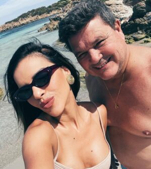 Mariana Rios Instagram - Meus pais me levaram pra conhecer o mar quando fiz 3 anos.
Eles sempre contam que ao colocar o pé na areia eu disse: A piscinaaaaa! 
Saímos de Araxá para Iriri no Espírito Santo. Mais ou menos 10 horas de carro.
Hoje sou eu quem os leva pra ver o mar.
Que privilégio poder viver isso.
Fui uma criança que cresceu com a necessidade de preencher o vazio causado pela partida precoce do meu irmão.
Não que isso me era imposto.
Mas quando se tem uma perda dessas no centro familiar, a estrutura se abalada totalmente.
Com o tempo eu entendi, que jamais taparia esse buraco chamado saudade.
Que ele estaria ali pelo resto de nossas vidas e que de alguma forma precisaríamos ressignificar.
Buscar nos fortalecer.
Acredito que somente o amor é capaz disso.
O amor transforma qualquer revolta em entendimento.
Qualquer dor em compreensão.
O amor pelo outro, mas também, o amor por nós mesmos.
Nós três, 35 anos depois.
Essa viagem de agora é diferente, especial!
Porque não existe um trabalho envolvido como outras tantas vezes, nem algum tipo de divulgação.
Essa viagem reflete a adolescente que antes de sair de casa com 17 anos, olhou nos olhos deles e disse: confiem em mim.
Confiem nas minhas escolhas.
E sei como foi difícil para os dois.
Todas as perdas que tivemos ao longo da vida, as dores que sentimos, o aprendizado precoce, estavam ali, dentro de seus olhos.
Mas isso não fez com que eles me colocassem embaixo de suas asas, impedindo com que eu voasse com as minhas próprias.
Muito pelo contrário.
Alçamos cada voo juntos diante a tantas conquistas.
E hoje vejo que não importa se estou na praia de Iriri, na represa perto de Araxá, ou num lugar do outro lado do mundo.
Continuo sendo a mesma menina da segunda foto, que apoia as duas mãos em seus pais buscando segurança e proteção.
Sou a mesma criança que brinca, que tem seus medos, mas que se joga no balanço da vida.
A vida ensina, ensina muito.
Aprendi porque prestei atenção em tudo.
Hoje eu quero agradecer a tantas bênçãos que Deus me deu.
E continuar a promessa que fiz a meus pais quando saí de casa: Jamais deixarei de ser eu.

Mariana Rios