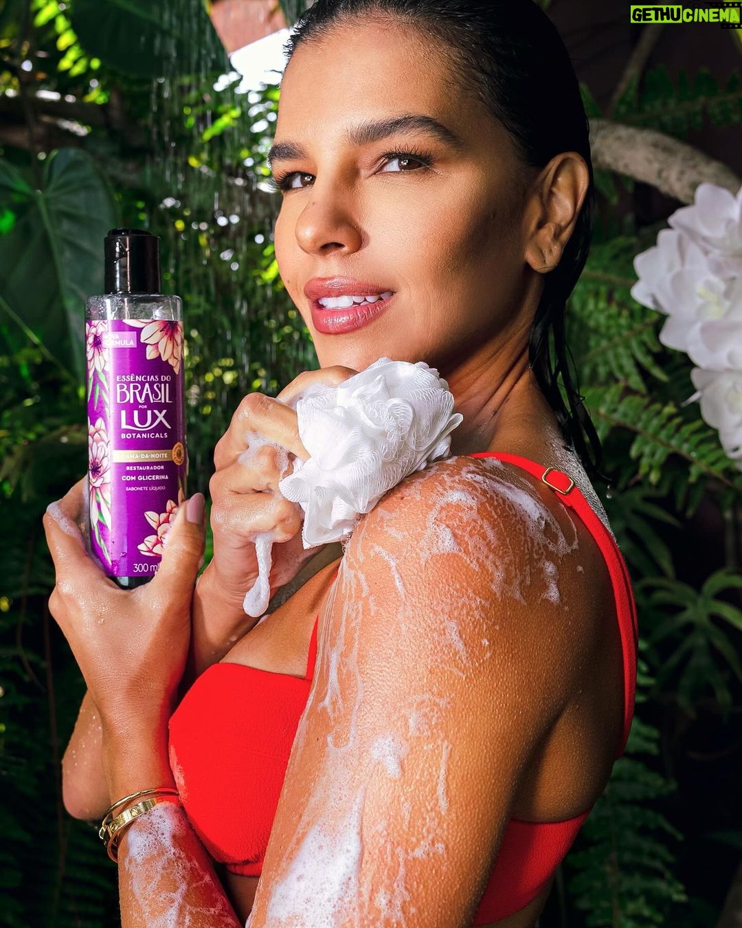 Mariana Rios Instagram - Um banho com o poder da natureza é a chave para revigorar nossas energias. Com a linha Essências do Brasil por @luxbotanicals, Dama-da-noite, cada momento no banho se transforma em um ritual de bem-estar e restauração, nos envolvendo em cheiros e sensações que capturam a essência da nossa brasilidade na pele. #Publi #BanhoDeNatureza #EssênciasDoBrasil