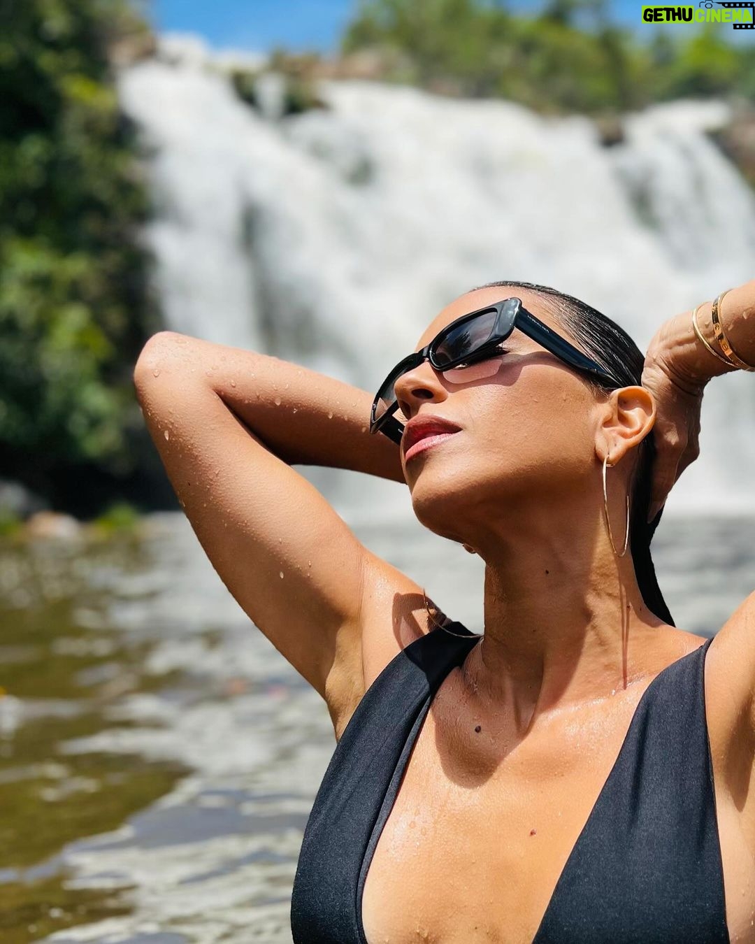 Mariana Rios Instagram - Um mergulho revigorante em plena terça-feira ☀️❤️ Trabalho, amigos, natureza e energia renovada! Obrigada Deus 🙏🏼 Chapada dos Veadeiros