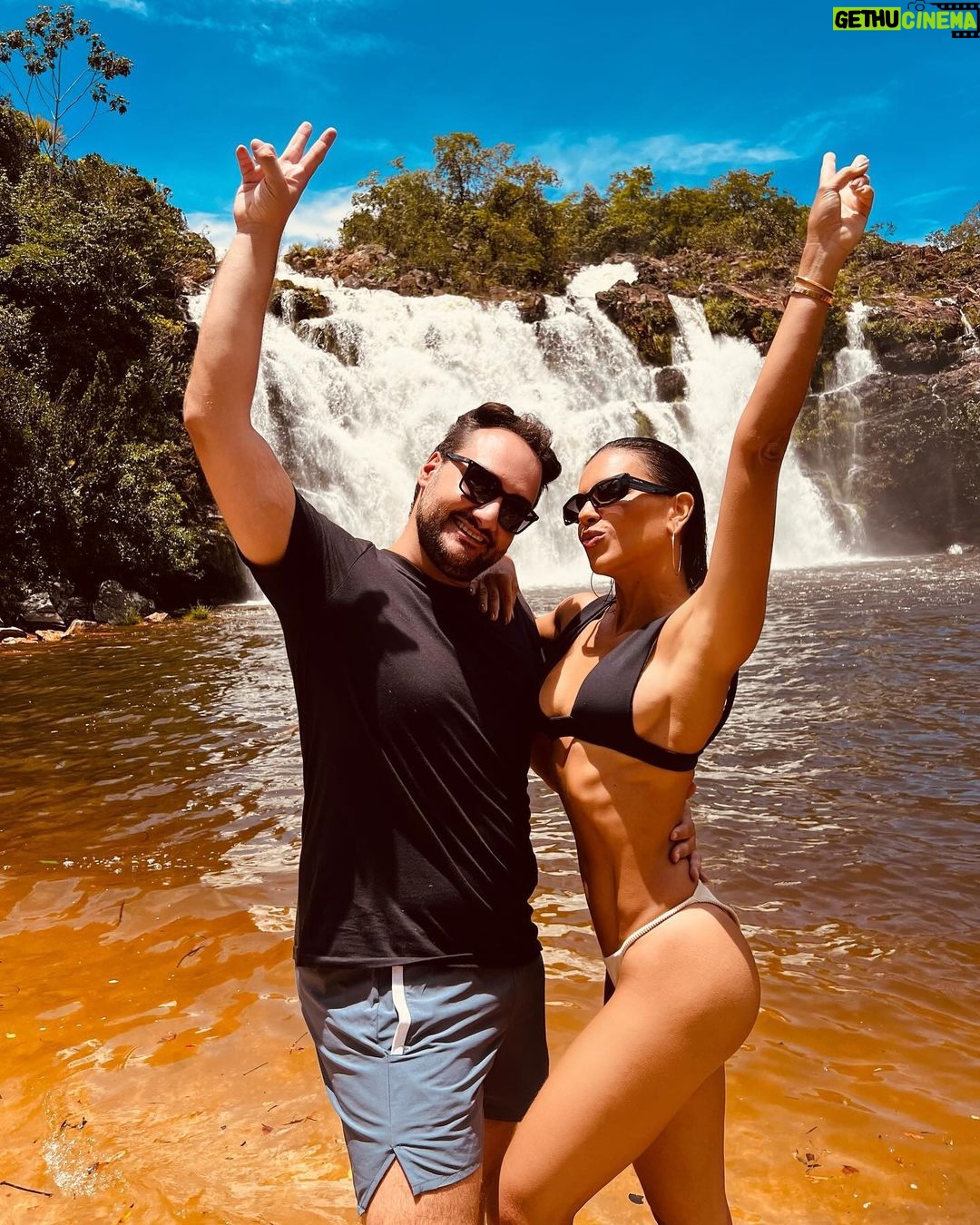 Mariana Rios Instagram - Um mergulho revigorante em plena terça-feira ☀️❤️ Trabalho, amigos, natureza e energia renovada! Obrigada Deus 🙏🏼 Chapada dos Veadeiros