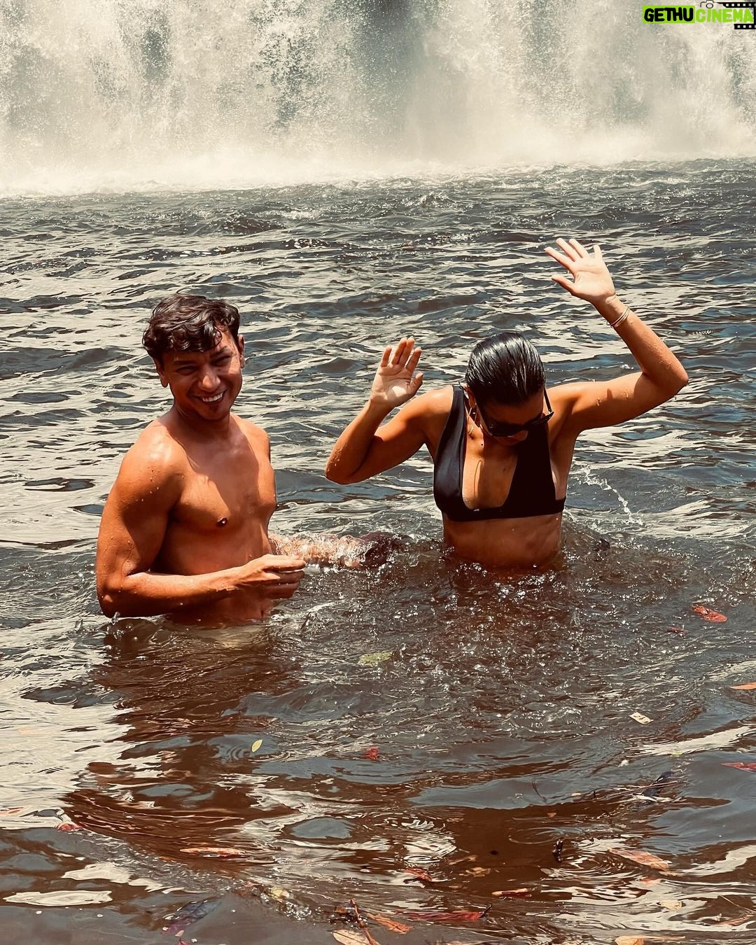 Mariana Rios Instagram - Um mergulho revigorante em plena terça-feira ☀️❤️ Trabalho, amigos, natureza e energia renovada! Obrigada Deus 🙏🏼 Chapada dos Veadeiros