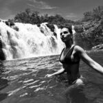 Mariana Rios Instagram - Um mergulho revigorante em plena terça-feira ☀️❤️ Trabalho, amigos, natureza e energia renovada! Obrigada Deus 🙏🏼 Chapada dos Veadeiros