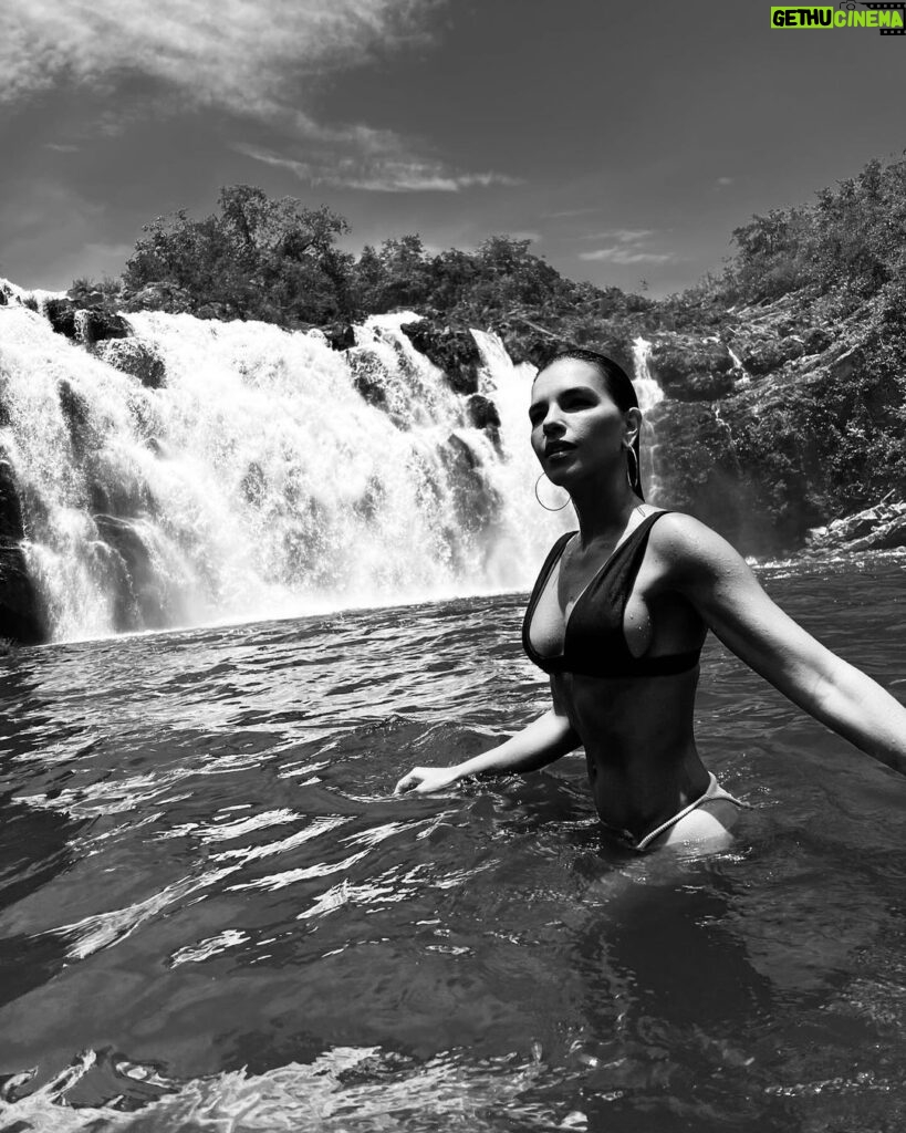 Mariana Rios Instagram - Um mergulho revigorante em plena terça-feira ☀️❤️ Trabalho, amigos, natureza e energia renovada! Obrigada Deus 🙏🏼 Chapada dos Veadeiros