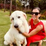 Mariana Rios Instagram - Me lave a alma. Alma leve, levitou. Recicla a energia de dentro pra fora. Alma leve nova. Nova em tudo que restou. Me leve e lave a hora que chegou. Reflita a luz da alma que de tão leve voou... Planou... Pairou. Mariana Rios ❤️✨