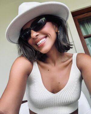 Mariana Rios Instagram - To até mais leve ❤️ 💇🏻‍♀️
2024 ✅