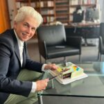 Marie-Agnes Strack-Zimmermann Instagram - Für mich gab es am Wochenende in Neumarkt bei Nürnberg eine schöne Überraschung. Mein lieber Kollege im Verteidigungsausschuss @nilsgruender hat mich zu sich in seinen Wahlkreis eingeladen. Bei einer Veranstaltung der @fdpneumarkt waren auch Vertreter der ukrainischen Gemeinde Neumarkt mit Versehrten des Krieges in der Ukraine vor Ort. Ich habe mich über Ihren Zuspruch gefreut und wurde mit einem tollen Kuchen überrascht. In meinem Büro in Berlin kam die Köstlichkeit sehr gut an. Neumarkt in der Oberpfalz