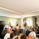 Marie-Agnes Strack-Zimmermann Instagram - Am Donnerstag war bei uns in Neuburg an der Donau: @strackzimmermann, Vorsitzende des Verteidigungsausschusses des Deutschen Bundestages. Mit ihr und dem Publikum haben @theresa_ley und ich über die großen sicherheitspolitischen Fragen und ihre Folgen für Deutschland, EU und Nato diskutiert. Vor fast genau 18 Monaten hat Russland die Ukraine überfallen. Frieden, Freiheit und soziale Marktwirtschaft sind nicht selbstverständlich. Wir müssen was dafür tun! #servuszukunft