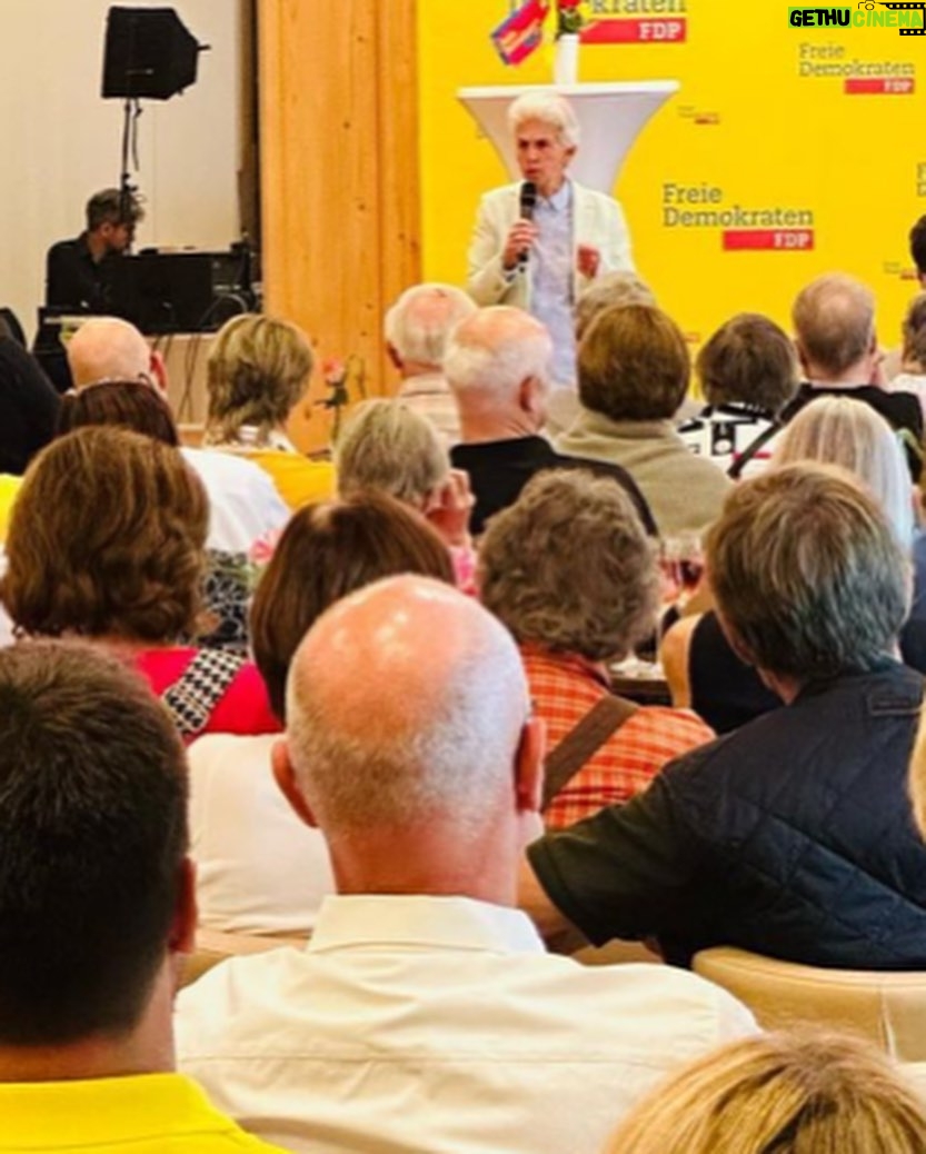 Marie-Agnes Strack-Zimmermann Instagram - Sommerpause in Berlin heißt nicht zwei Monate Urlaub! Keine Sitzungswochen im Bundestag bedeutet für mich: mehr Zeit bei den Bürgerinnen und Bürgern vor Ort - nicht nur in meinem eigenen Wahlkreis in Düsseldorf, sondern in ganz Deutschland. Ich war diese Woche viel in Bayern unterwegs und habe meine Kollegen dort im Wahlkampf unterstützt. Es freut mich, dass das wichtige Thema Sicherheit und Verteidigung so viele Menschen interessiert. Ich schätze den Austausch mit den Menschen vor Ort darüber sehr. Aber es ist natürlich nicht das einzige Thema, über das ich mit den Bürgerinnen und Bürgern gesprochen habe. Ich möchte mich bei der Parteibasis für den warmen Empfang und die vielen Einblicke bedanken. Es gibt viel zu tun in unserem Land, packen wir es gemeinsam an! #Engagement #Bürgernähe #PolitikVorOrt Bayern, Germany