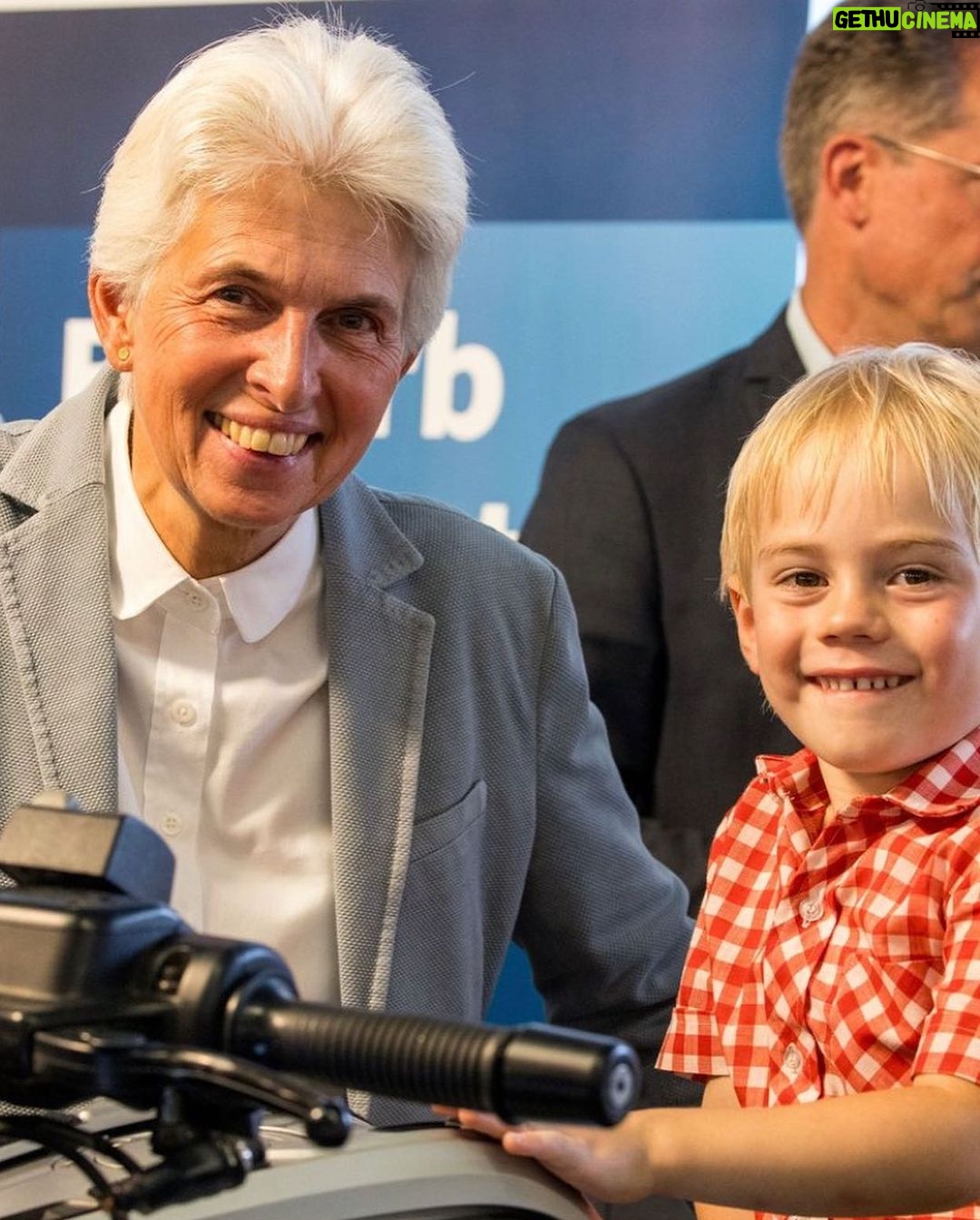 Marie-Agnes Strack-Zimmermann Instagram - Sommerpause in Berlin heißt nicht zwei Monate Urlaub! Keine Sitzungswochen im Bundestag bedeutet für mich: mehr Zeit bei den Bürgerinnen und Bürgern vor Ort - nicht nur in meinem eigenen Wahlkreis in Düsseldorf, sondern in ganz Deutschland. Ich war diese Woche viel in Bayern unterwegs und habe meine Kollegen dort im Wahlkampf unterstützt. Es freut mich, dass das wichtige Thema Sicherheit und Verteidigung so viele Menschen interessiert. Ich schätze den Austausch mit den Menschen vor Ort darüber sehr. Aber es ist natürlich nicht das einzige Thema, über das ich mit den Bürgerinnen und Bürgern gesprochen habe. Ich möchte mich bei der Parteibasis für den warmen Empfang und die vielen Einblicke bedanken. Es gibt viel zu tun in unserem Land, packen wir es gemeinsam an! #Engagement #Bürgernähe #PolitikVorOrt Bayern, Germany