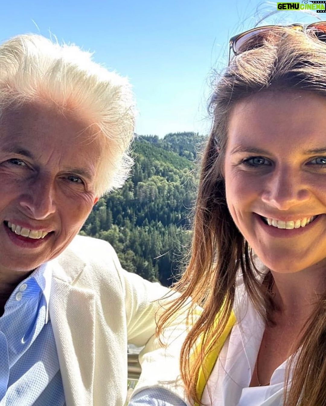 Marie-Agnes Strack-Zimmermann Instagram - Sommerpause in Berlin heißt nicht zwei Monate Urlaub! Keine Sitzungswochen im Bundestag bedeutet für mich: mehr Zeit bei den Bürgerinnen und Bürgern vor Ort - nicht nur in meinem eigenen Wahlkreis in Düsseldorf, sondern in ganz Deutschland. Ich war diese Woche viel in Bayern unterwegs und habe meine Kollegen dort im Wahlkampf unterstützt. Es freut mich, dass das wichtige Thema Sicherheit und Verteidigung so viele Menschen interessiert. Ich schätze den Austausch mit den Menschen vor Ort darüber sehr. Aber es ist natürlich nicht das einzige Thema, über das ich mit den Bürgerinnen und Bürgern gesprochen habe. Ich möchte mich bei der Parteibasis für den warmen Empfang und die vielen Einblicke bedanken. Es gibt viel zu tun in unserem Land, packen wir es gemeinsam an! #Engagement #Bürgernähe #PolitikVorOrt Bayern, Germany