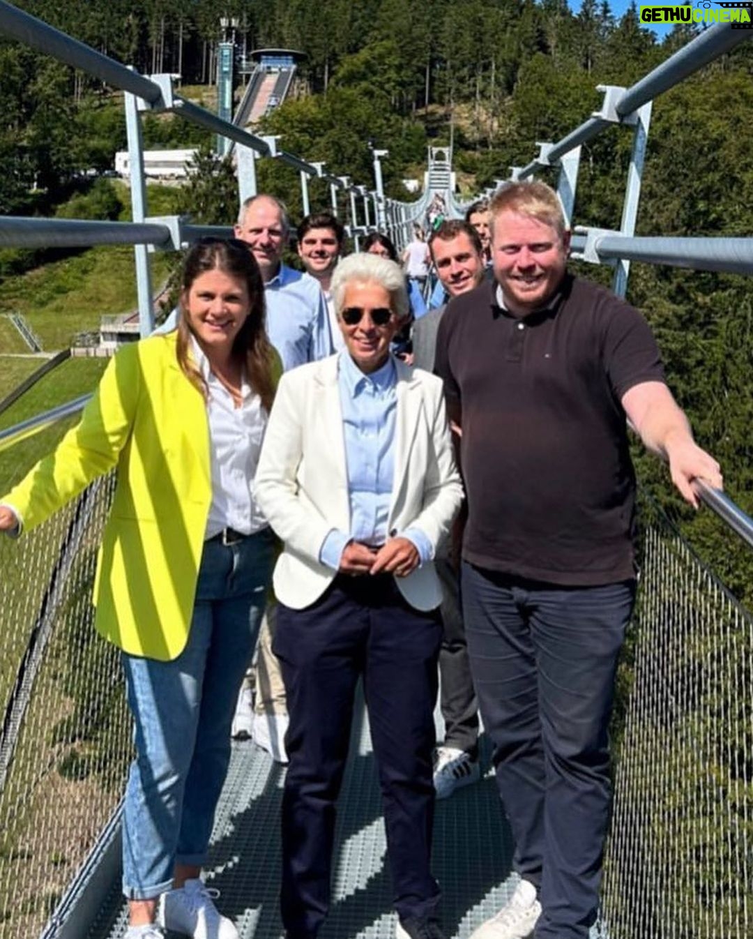 Marie-Agnes Strack-Zimmermann Instagram - Sommerpause in Berlin heißt nicht zwei Monate Urlaub! Keine Sitzungswochen im Bundestag bedeutet für mich: mehr Zeit bei den Bürgerinnen und Bürgern vor Ort - nicht nur in meinem eigenen Wahlkreis in Düsseldorf, sondern in ganz Deutschland. Ich war diese Woche viel in Bayern unterwegs und habe meine Kollegen dort im Wahlkampf unterstützt. Es freut mich, dass das wichtige Thema Sicherheit und Verteidigung so viele Menschen interessiert. Ich schätze den Austausch mit den Menschen vor Ort darüber sehr. Aber es ist natürlich nicht das einzige Thema, über das ich mit den Bürgerinnen und Bürgern gesprochen habe. Ich möchte mich bei der Parteibasis für den warmen Empfang und die vielen Einblicke bedanken. Es gibt viel zu tun in unserem Land, packen wir es gemeinsam an! #Engagement #Bürgernähe #PolitikVorOrt Bayern, Germany