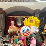 Marie-Agnes Strack-Zimmermann Instagram - Bad Waldsee Aha! 🥳 Fasnet und @strackzimmermann gehören zusammen wie Burger 🍔 und Pommes 🍟. Auf Einladung der @narrenzunftwaldsee durften wir gestern beim Narrenrechtabholen in Bad Waldsee dabei sein. Es war ein wunderbarer Abend, der ganz unter dem Motto „Hamburg: Tor zur Fasnetswelt mit AHA wird’s ausgeschellt“ stand. Deshalb auch die Kostümwahl! 😉 Vielen Dank für die Einladung und allen Närrinnen und Narren eine glückselige Fasnet! #fasnet #badwaldsee #strackzimmermann #hamburger #pommes #wahlkreis294 #ravensburg #oberschwaben