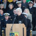 Marie-Agnes Strack-Zimmermann Instagram - „Wir leben die Realität, sehen, wie schnell der Wind sich dreht. Wir stehen Wache, sind im Einsatz – Tag für Tag.“ Rund 80 Soldatinnen und Soldaten der 5. und 6. Inspektion leisten in Bremerhaven ihren Grundwehrdienst. Ein wichtiger Bestandteil der Grundausbildung ist das feierliche Gelöbnis und die Vereidigung der Soldatinnen und Soldaten. Ich hatte die Ehre, als Vorsitzende des Verteidigungsausschusses des Deutschen Bundestages die Festrede anlässlich des heutigen Gelöbnis zu halten. Ich danke den jungen Soldatinnen und Soldaten für ihre Bereitschaft, sich in den Dienst ihres Landes zu stellen und am Einsatz für Frieden und Freiheit mitzuwirken. Das verdient höchsten Respekt. Zu diesem Respekt gehört auch, dass wir unseren Soldatinnen und Soldaten bestmögliche Rahmenbedingungen für ihren Einsatz bieten und die Zeitenwende mit Leben füllen. Marineoperationsschule